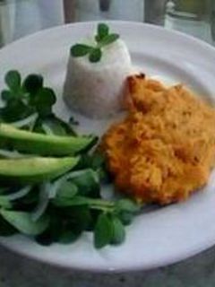 Una foto de Bistec de cerdo en Dip de zanahoria con berros.
