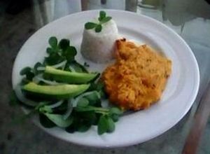Una foto de Bistec de cerdo en Dip de zanahoria con berros.