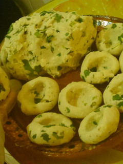 Una foto de Chochoyotes con aceite de oliva y rellenos de queso