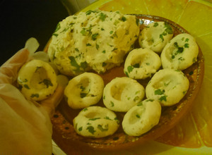 Una foto de Chochoyotes con aceite de oliva y rellenos de queso