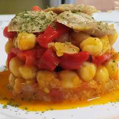 Una foto de Garbanzos con atún y pimientos