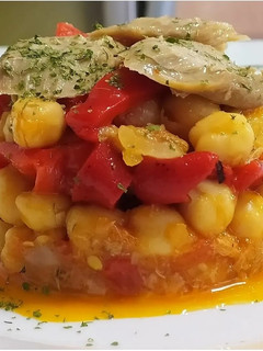Una foto de Garbanzos con atún y pimientos
