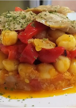 Una foto de Garbanzos con atún y pimientos