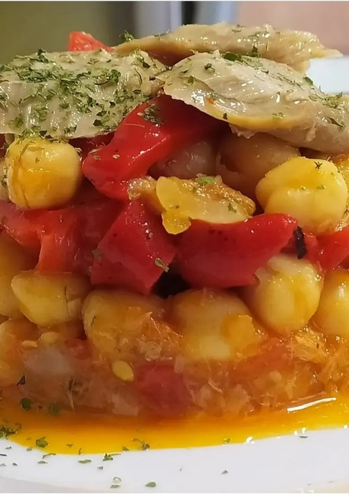 Una foto de Garbanzos con atún y pimientos