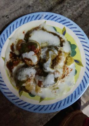 A picture of Dahi vada.
