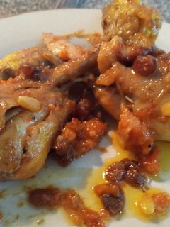 Una foto de Pollo rustido con pasas y piñones