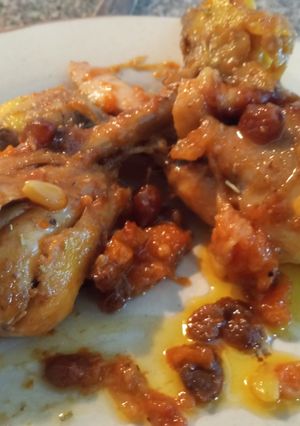Foto principal de Pollo rustido con pasas y piñones