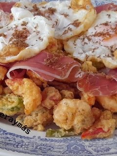 Una foto de Fritura de verano con jamón, huevo y trufa