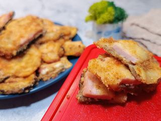 Oven-baked eggplant sandwiches with ham and cheese