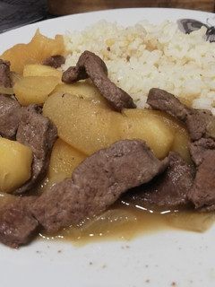 Una foto de Hígado con manzana y arroz 🍏