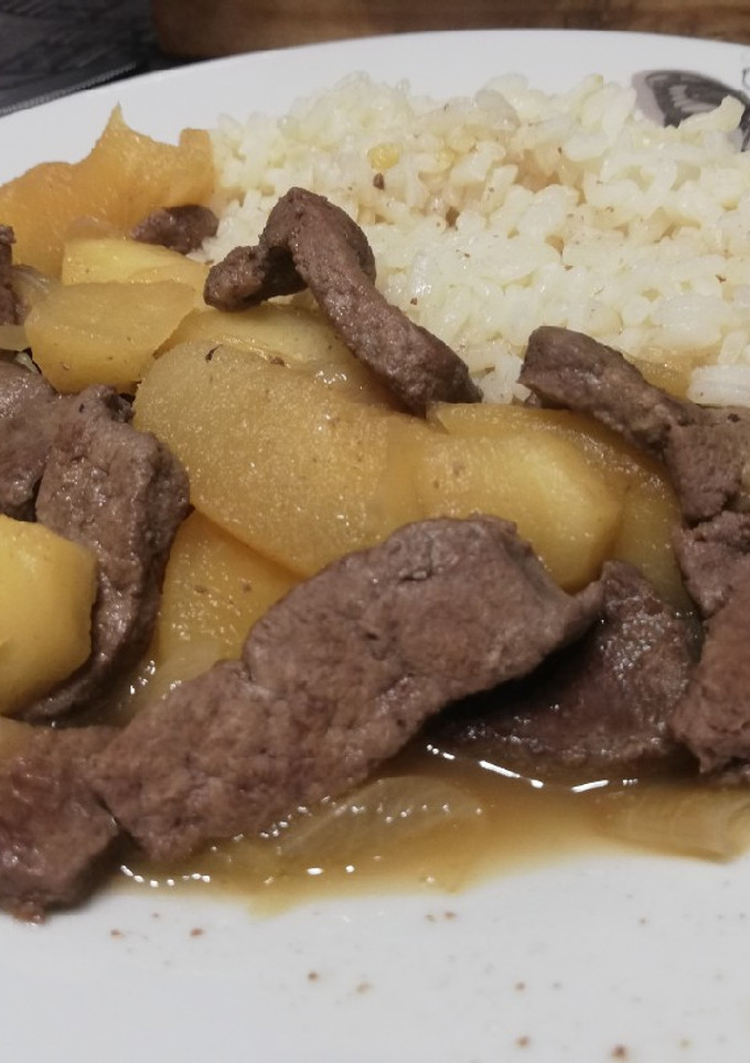 Una foto de Hígado con manzana y arroz 🍏