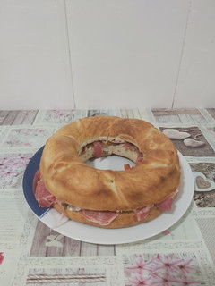 Una foto de Rosca rellena de jamón y tomate con Thermomix 😋