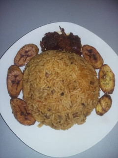 A picture of Joll of rice/beans and peppered beef.