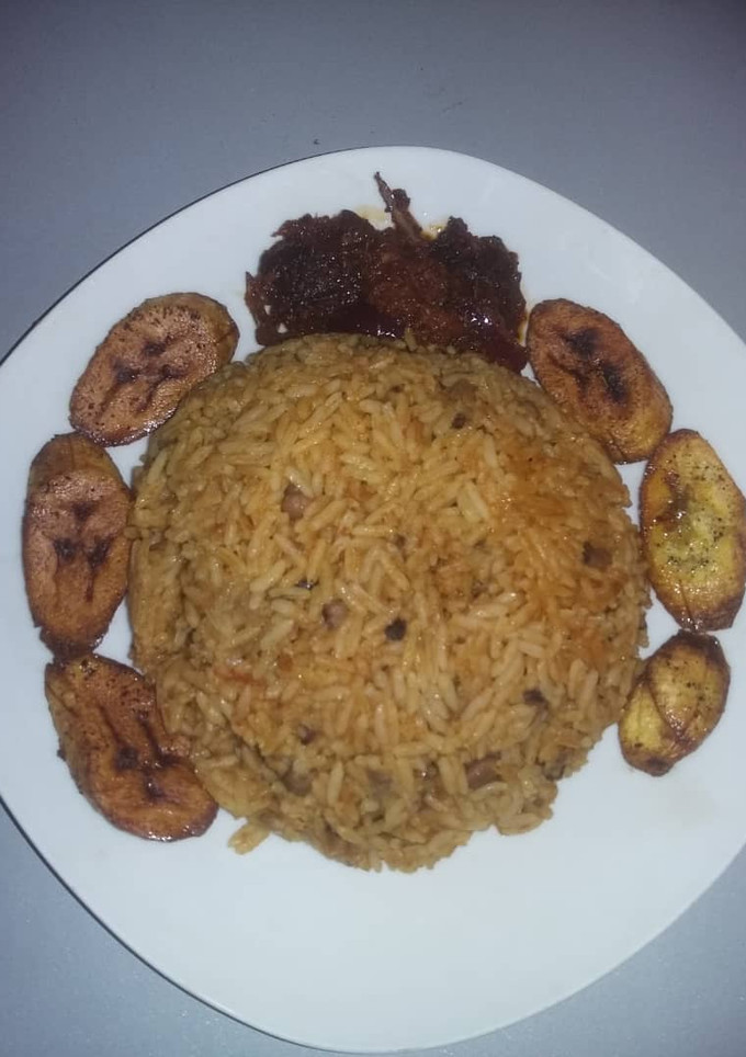 A picture of Joll of rice/beans and peppered beef.