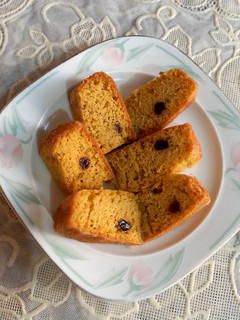 A picture of Raisins cake, whole wheat flour se, without oven 🧀🧀🧀.
