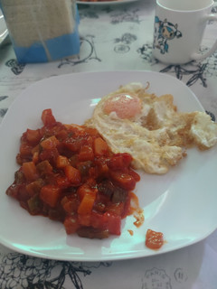 Una foto de Pisto con huevos