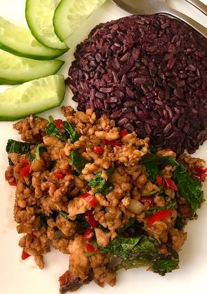 รูปของ ผัดกระเพราไก่สับ (Stir fried minced chicken with hot basil)