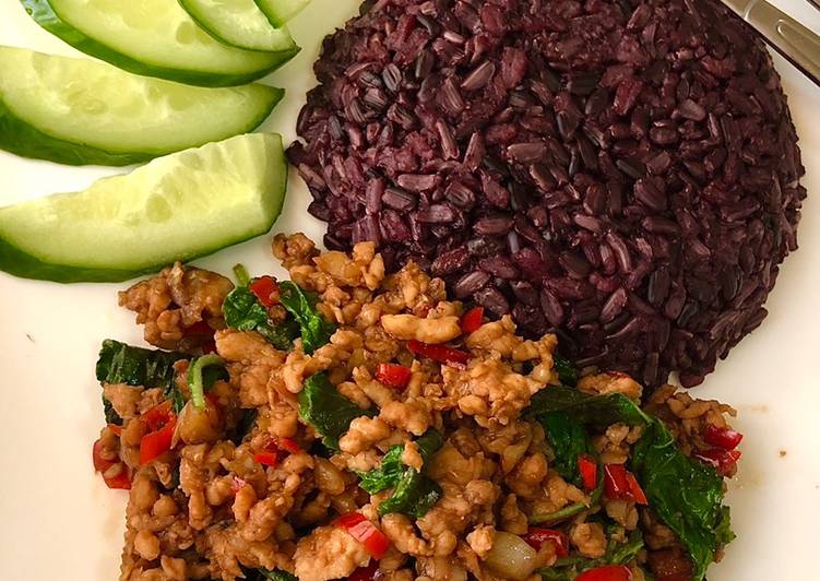 ผัดกระเพราไก่สับ (Stir fried minced chicken with hot basil)