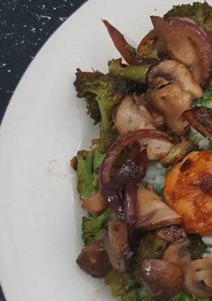 A picture of Sauteed Sesame Broccoli, Onion and Mushroom.