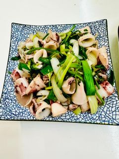 Hình của món Mực xào cần, tỏi, hành tây.
