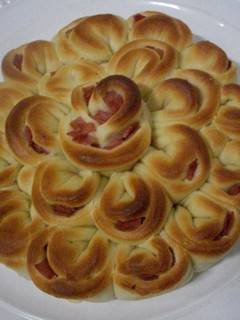 Una foto de Flor de pan rellena de jamón