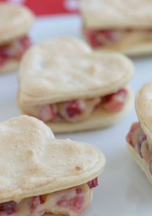Una foto de Corazones rellenos de crema y frutilla