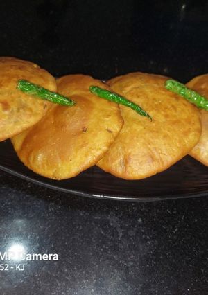 मटार कचोरी (Matar kachori recipe in marathi) रेसिपी चे मुख्य फोटो 