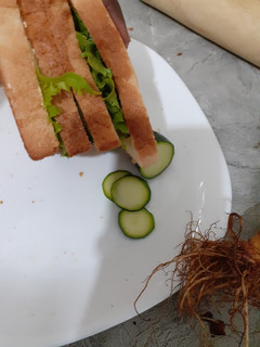 A picture of Bread lettuce breakfast.