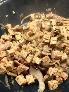 Una foto de Tofu salteado con cebolla y setas
