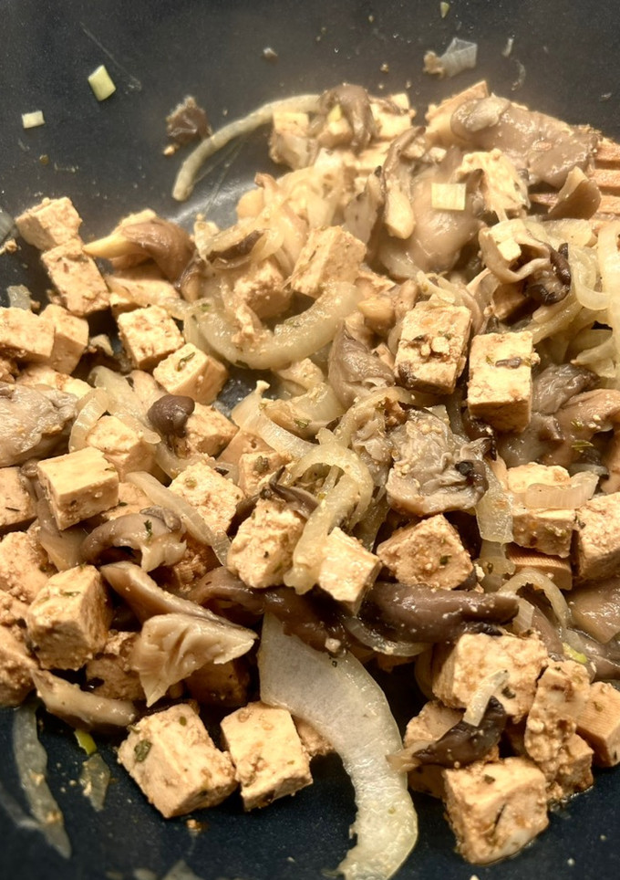 Una foto de Tofu salteado con cebolla y setas
