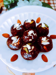 ડ્રાયફુટ ખજૂર ચોકલેટ લાડુ (Dryfruiat Khajoor Chocolate ladu Recipe In Gujarati) રેસીપી મુખ્ય ફોટો