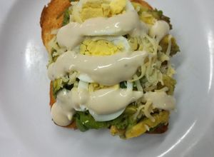 Una foto de Avocado Toast con  Huevo y Queso con Salsa Ranch La Spezia
