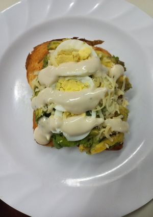 Una foto de Avocado Toast con  Huevo y Queso con Salsa Ranch La Spezia
