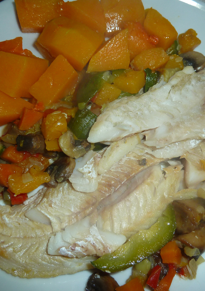 Una foto de Merluza con verduras en el horno
