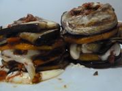 Una foto de lasagna de berenjena y calabaza