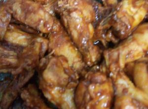 Una foto de Alitas y muslos de pollo en salsa BBQ
