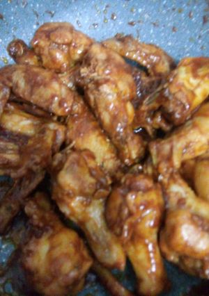 Una foto de Alitas y muslos de pollo en salsa BBQ