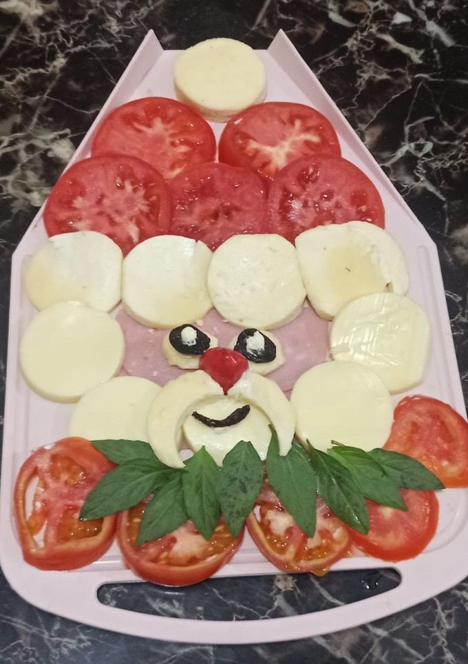 Una foto de Ensalada de tomate, queso mozzarella para adornar la mesa de Navidad