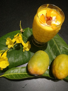 શાહી મેંગો લસ્સી (Shahi Mango Lassi Recipe In Gujarati) રેસીપી મુખ્ય ફોટો