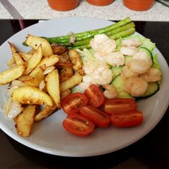 A picture of My Garlic Prawns and Salt & Pepper Chips also Salad. 😉.