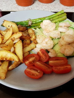 A picture of My Garlic Prawns and Salt & Pepper Chips also Salad. 😉.