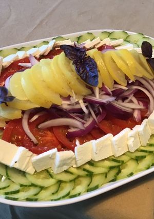 Une photo de Salade composée au concombre,tomates,oignon rouge,feta et citron confit