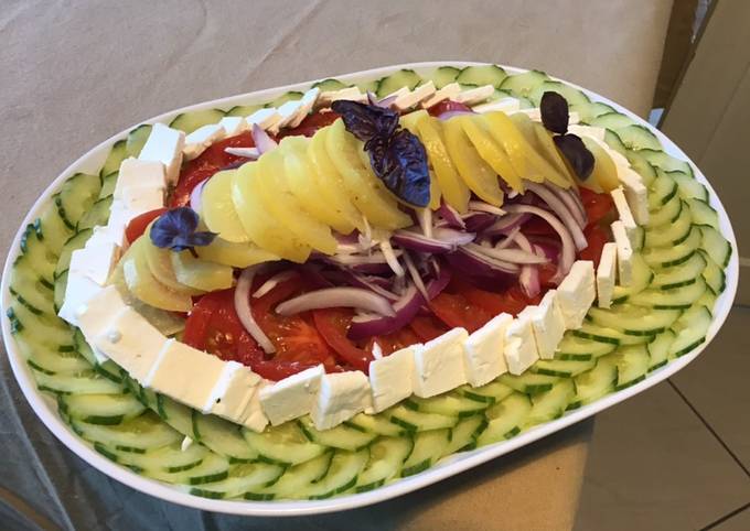 Salade composée au concombre,tomates,oignon rouge,feta et citron confit