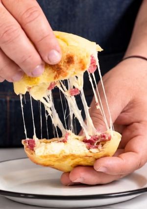 Una foto de Panes rellenos sin horno y sin levadura en sartén