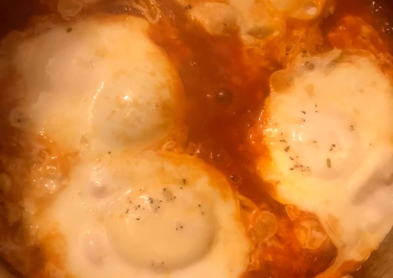 Salchichas con tomate y huevo