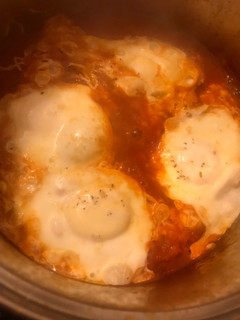 Una foto de Salchichas con tomate y huevo