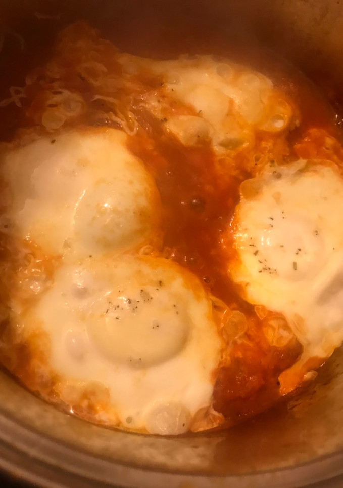 Una foto de Salchichas con tomate y huevo