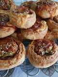 Scones enrollados con Lomito, Queso y Aceitunas
