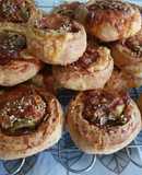 Scones enrollados con Lomito, Queso y Aceitunas