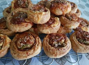 Una foto de Scones enrollados con Lomito, Queso y Aceitunas